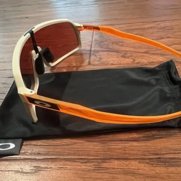 NWOT Oakley Sutro Latitude Collection - Picture 2 of 7